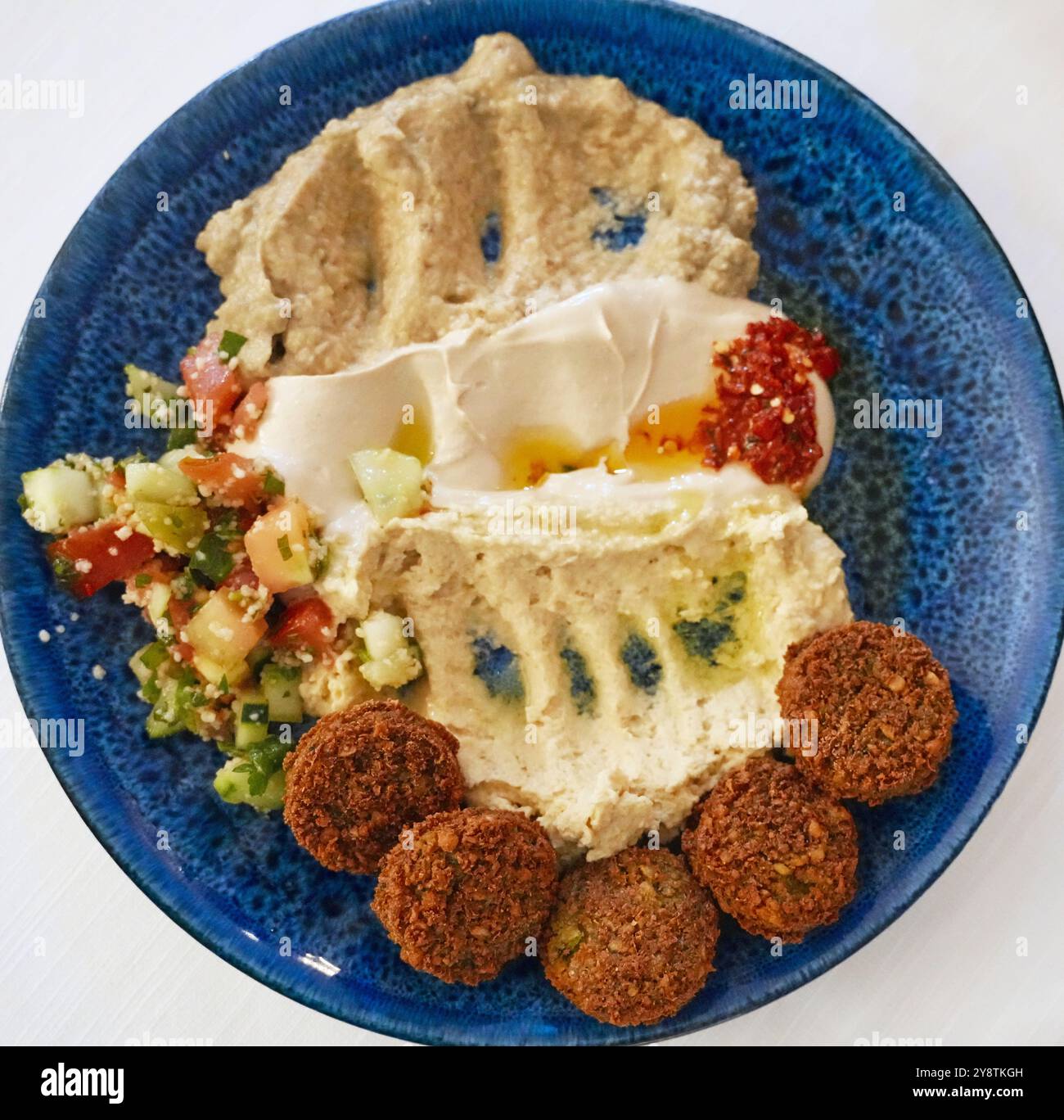Falafels und Hummus auf blauem Teller im Restaurant Ba’Ghetto in Rom, Italien Stockfoto
