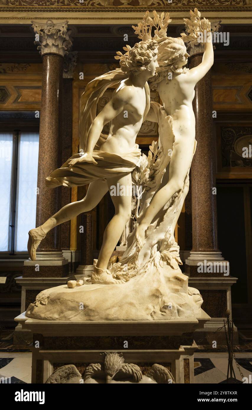 Rom, Italien, 28. Dezember 2023: Galerie Borghese, Apollo und Daphne von Gian Lorenzo Bernini, um 1625. Carrara-Marmor, h. cm 243, Europa Stockfoto