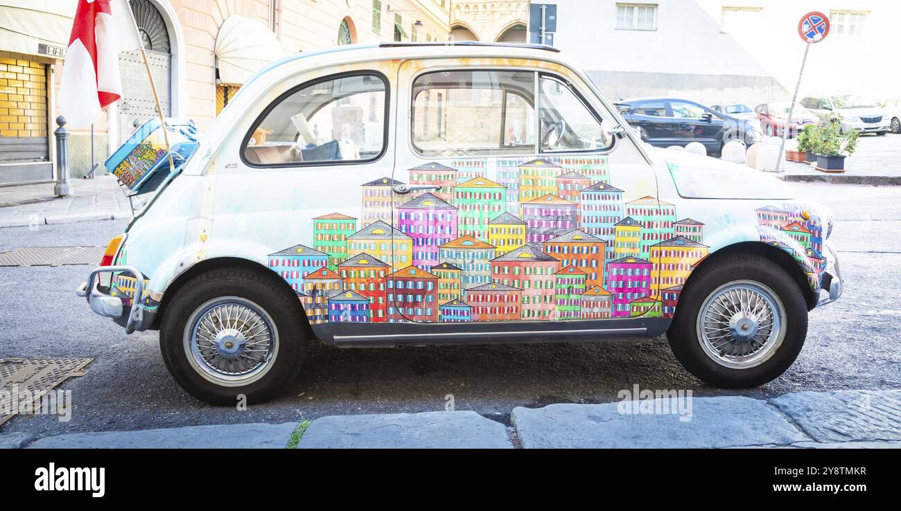 Genova, Italien, 6. August 2023: Oldtimer Fiat 500 mit traditionellem Stadtbild der Region Ligurien, Reiseziel Italien, Europa Stockfoto