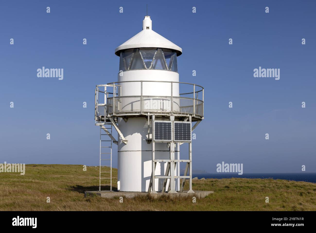 Roseness Leuchtturm mit Küste und Fußweg auf den Mooren, Cornquoy Halbinsel, Festland Orkney, Schottland, Großbritannien Stockfoto