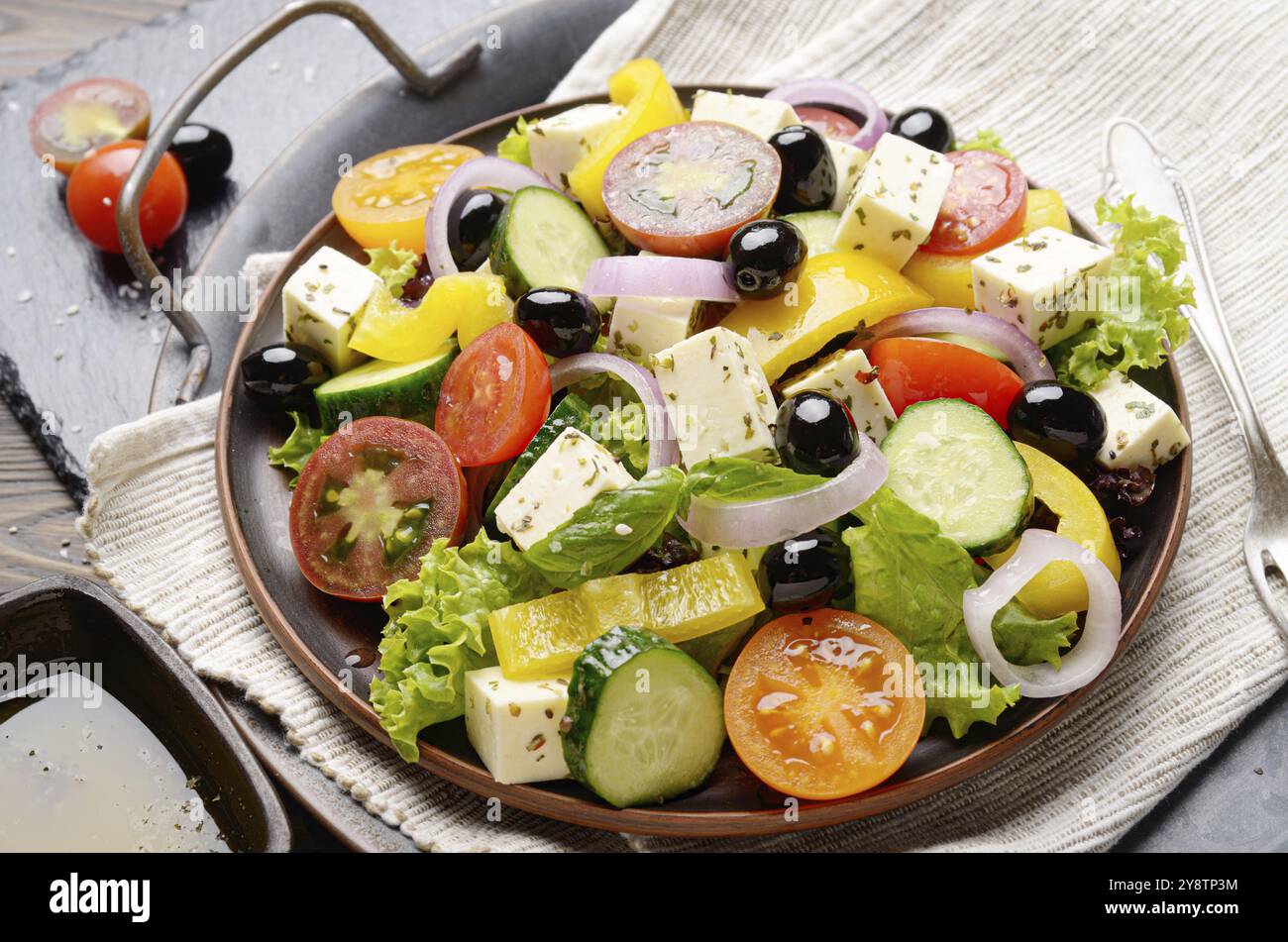 Mediterrane Diät Teller Griechischer Salat auf vintage Metall Fach closeup Foto Stockfoto