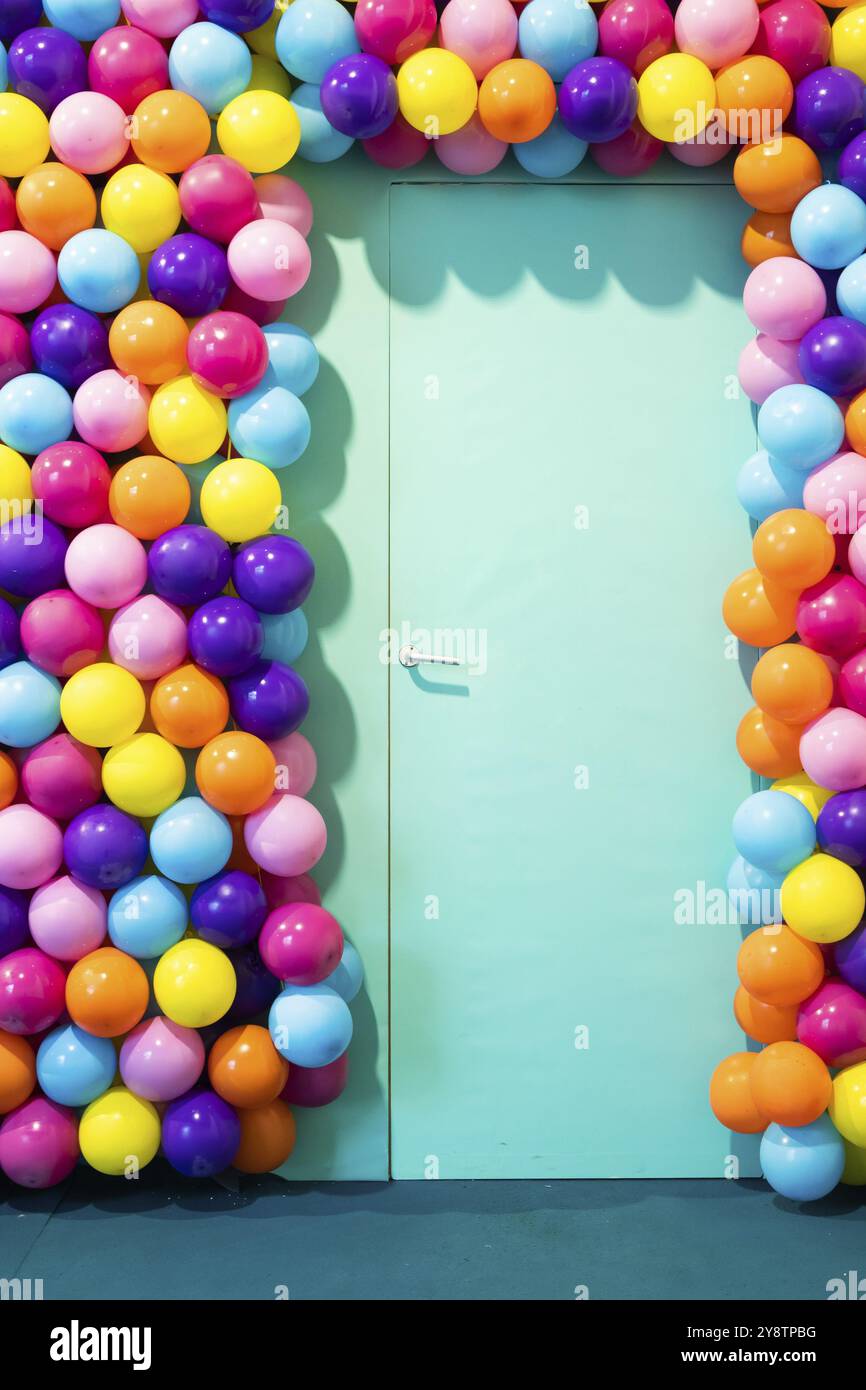 Türraum mit bunten Ballons, Konzept der Feier, Party, alles Gute zum Geburtstag Stockfoto