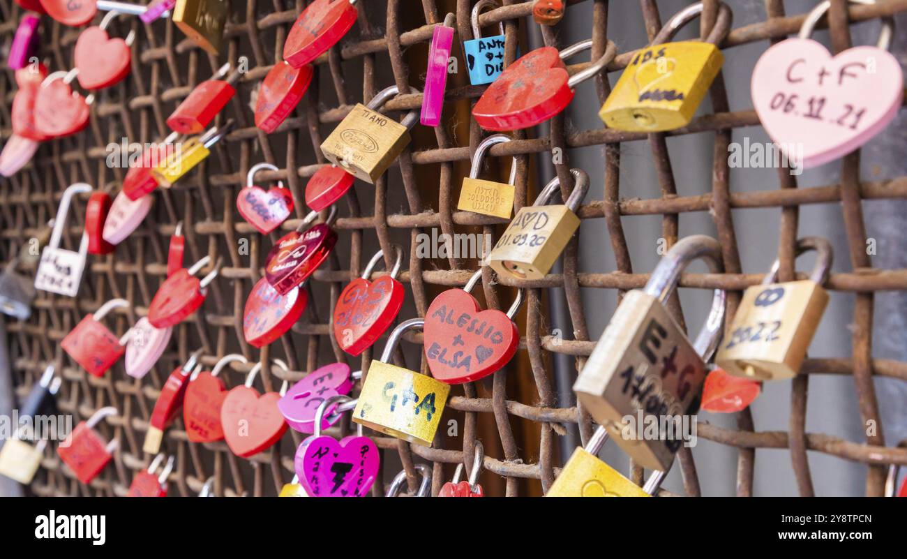 Verona, Italien, Juni 2022: Liebesschlösser, Konzept für Verlobung, Glück, Ehe und romantische Beziehung, Europa Stockfoto