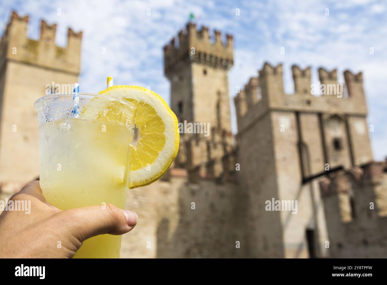 Hand mit frischer, kalter Limonade. Konzept für Genießen, Entspannung, Reisen, Sommer Stockfoto