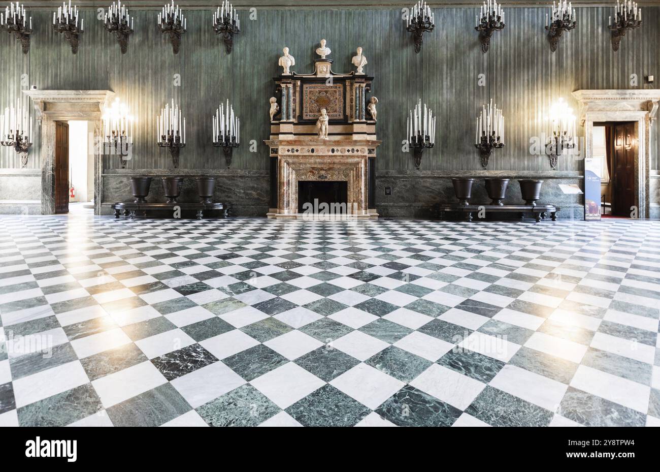 Turin, Italien - Eingang Zum Königspalast. Klassischer Saal, luxuriöser Marmor, Zimmerperspektive Stockfoto