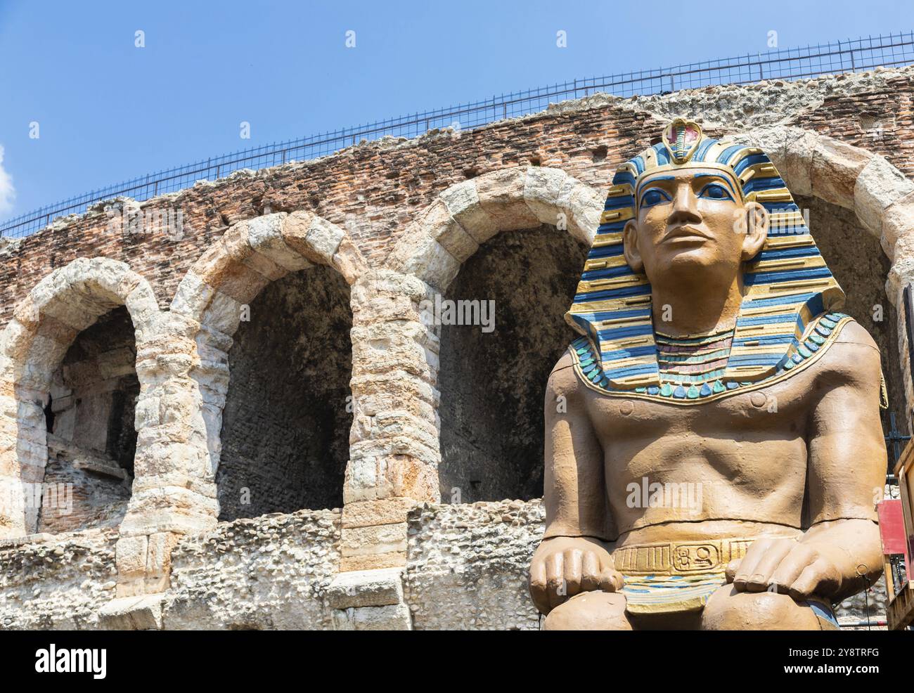 Verona, Italien, Juni 2022: Vorbereitung der Bühne für die Aufführung in der berühmten Arena di Verona, Aida Spectacle, Europa Stockfoto