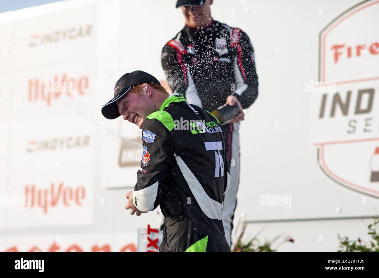 RASMUS LINDH (76) (R) aus Göteborg, Schweden, feiert auf dem Podium nach dem dritten Platz beim HyVee IndyCar Wochenende auf dem Iowa Speedway in Newtown Stockfoto