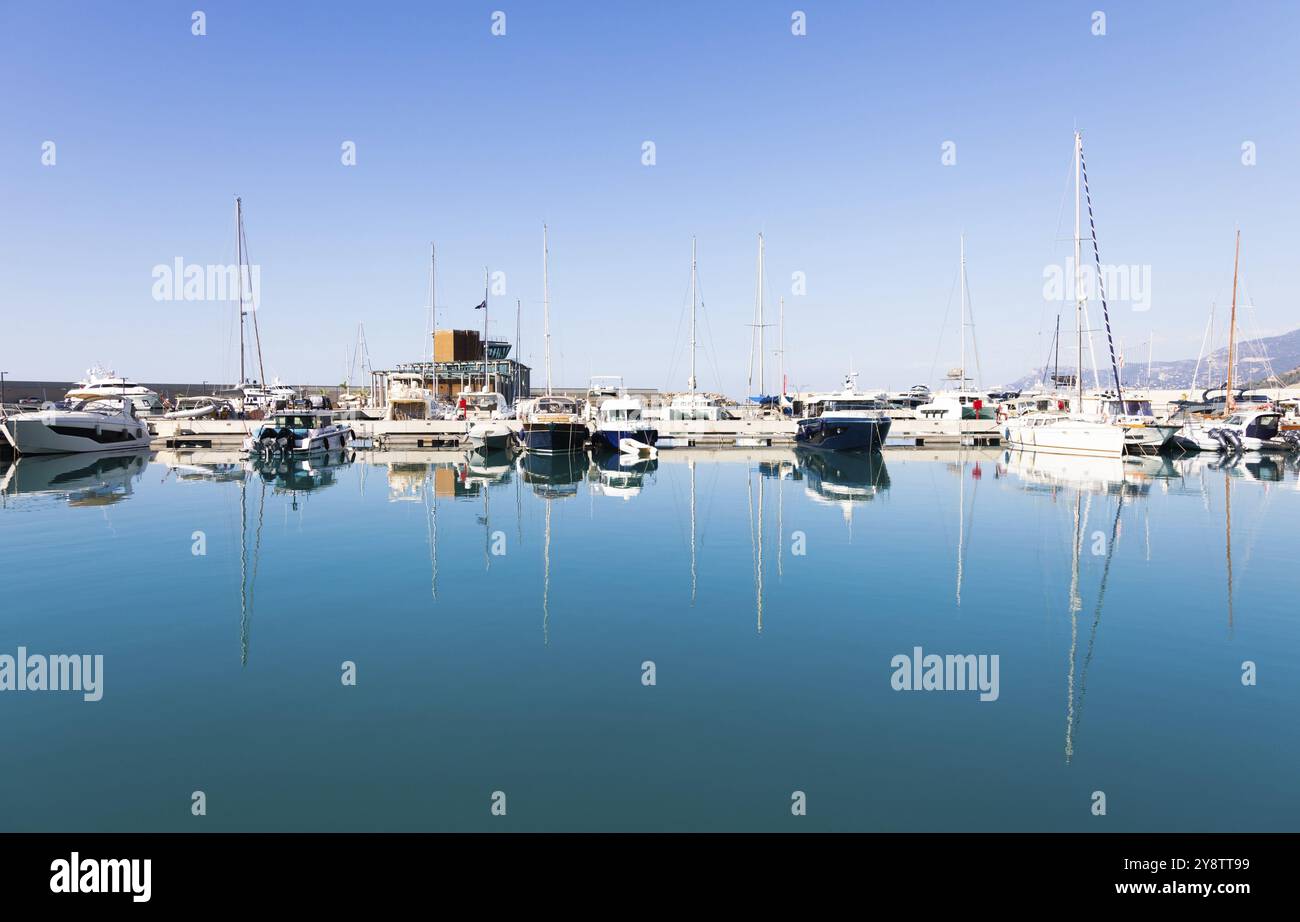 Ventimiglia, Italien, August 2022: Der Hafen von Cala del Forte, brandneues, hochmodernes Yachthafenhotel in Monte Carlo, Europa Stockfoto