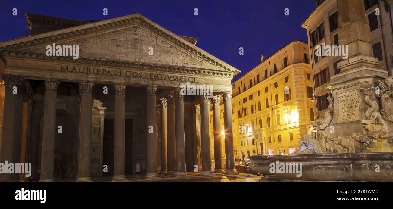 ROM, ITALIEN, CA. AUGUST 2020: Beleuchtetes Pantheon bei Nacht. Eines der berühmtesten historischen Wahrzeichen Italiens Stockfoto