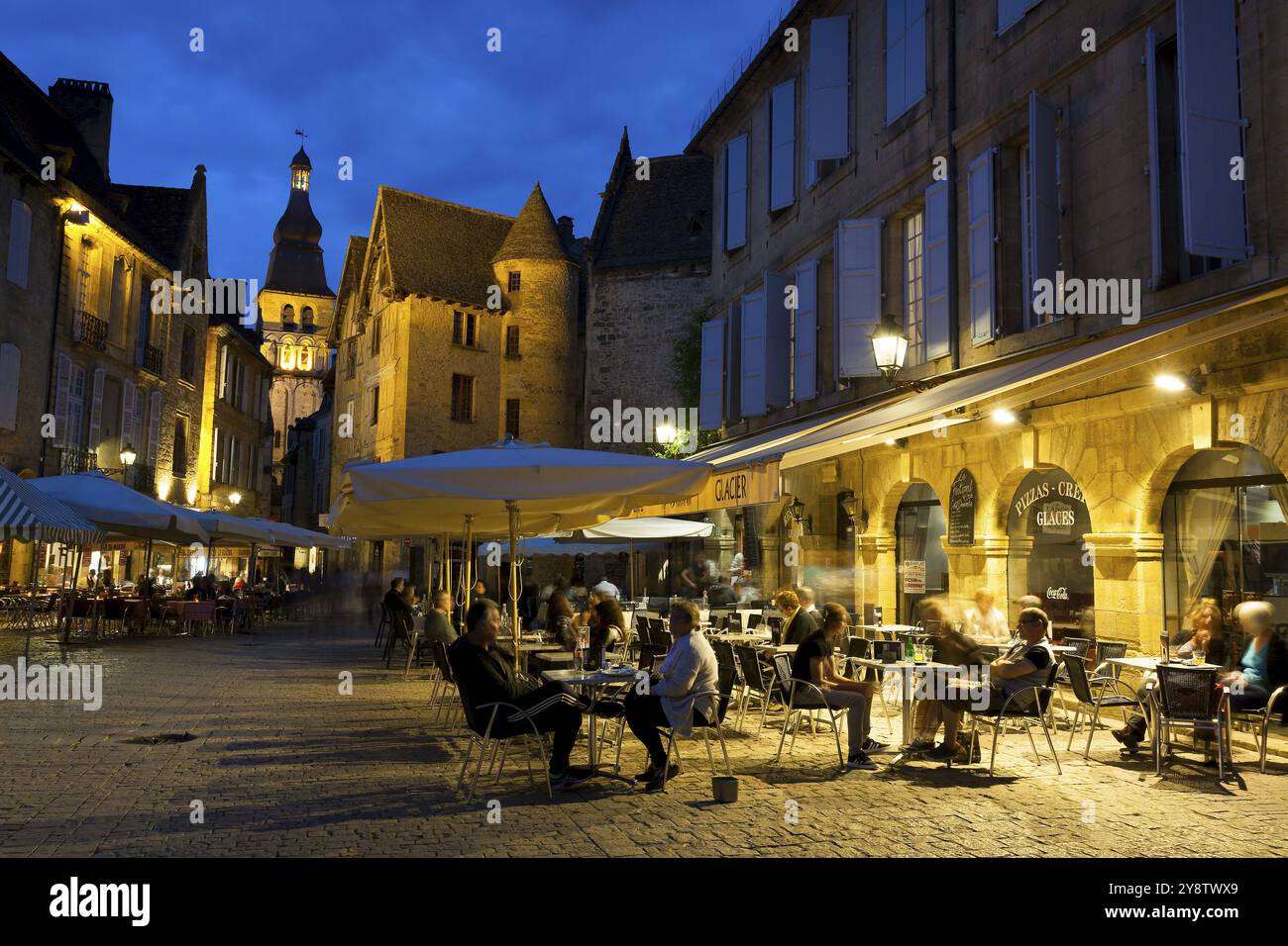 Einbruch der Dunkelheit in Sarlat-la-Caneda, Perigord, Dordogne, Nouvelle-Aquitaine, Frankreich, Europa Stockfoto