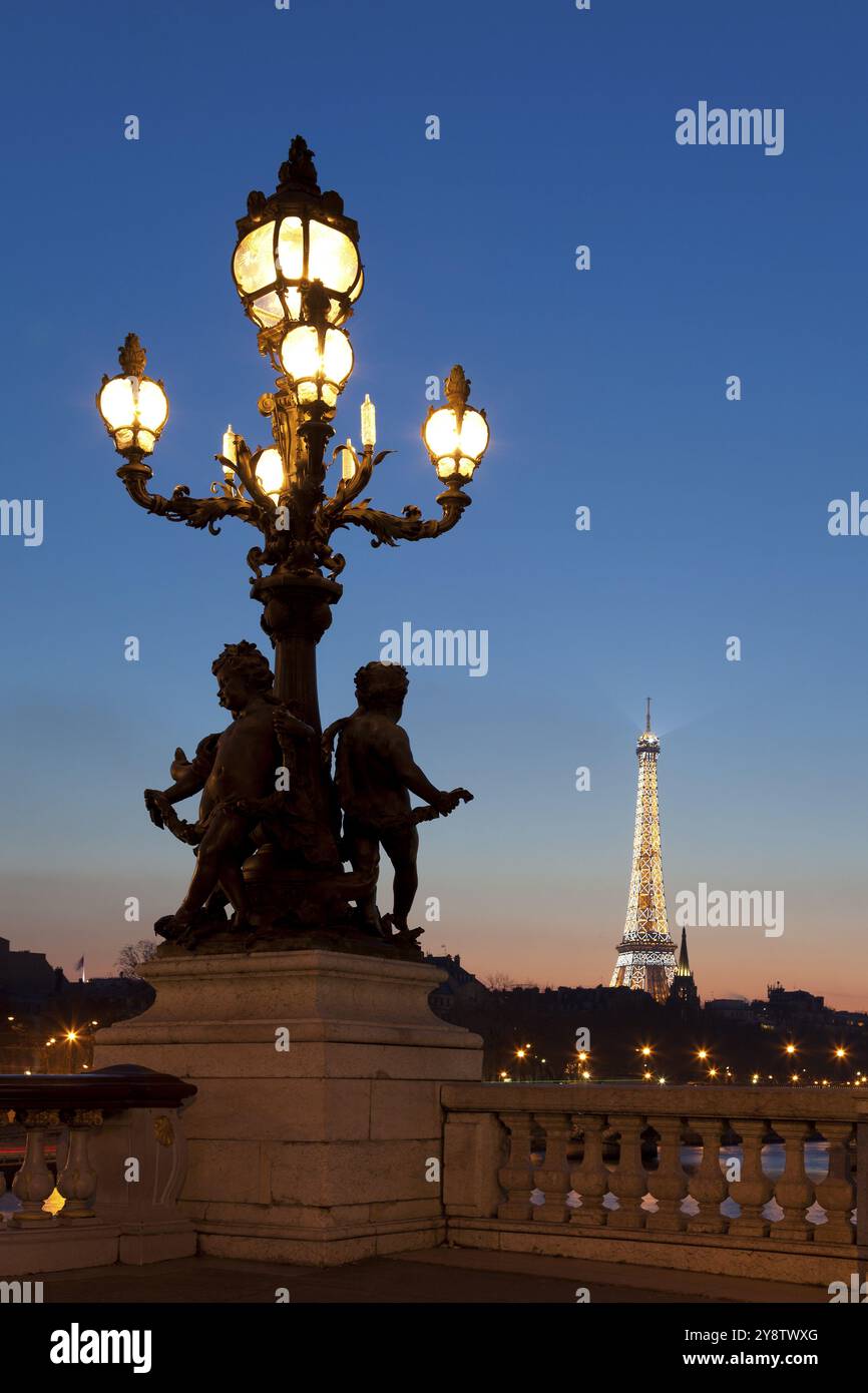 Straßenlaterne in der Brücke Alexander III und Tour Eiffel, Paris, Ile de France, Frankreich, Europa Stockfoto