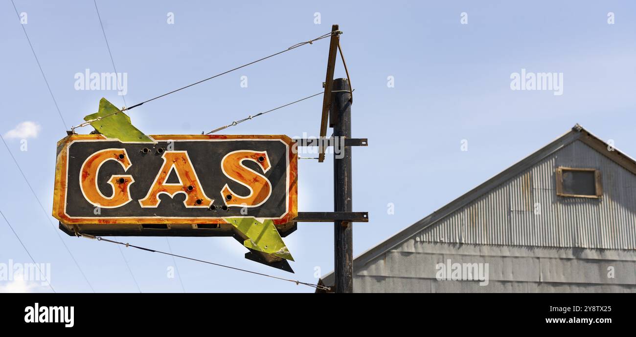 Ein altes Tankstellenschild steht noch, aber das Gas Station ist längst weg Stockfoto