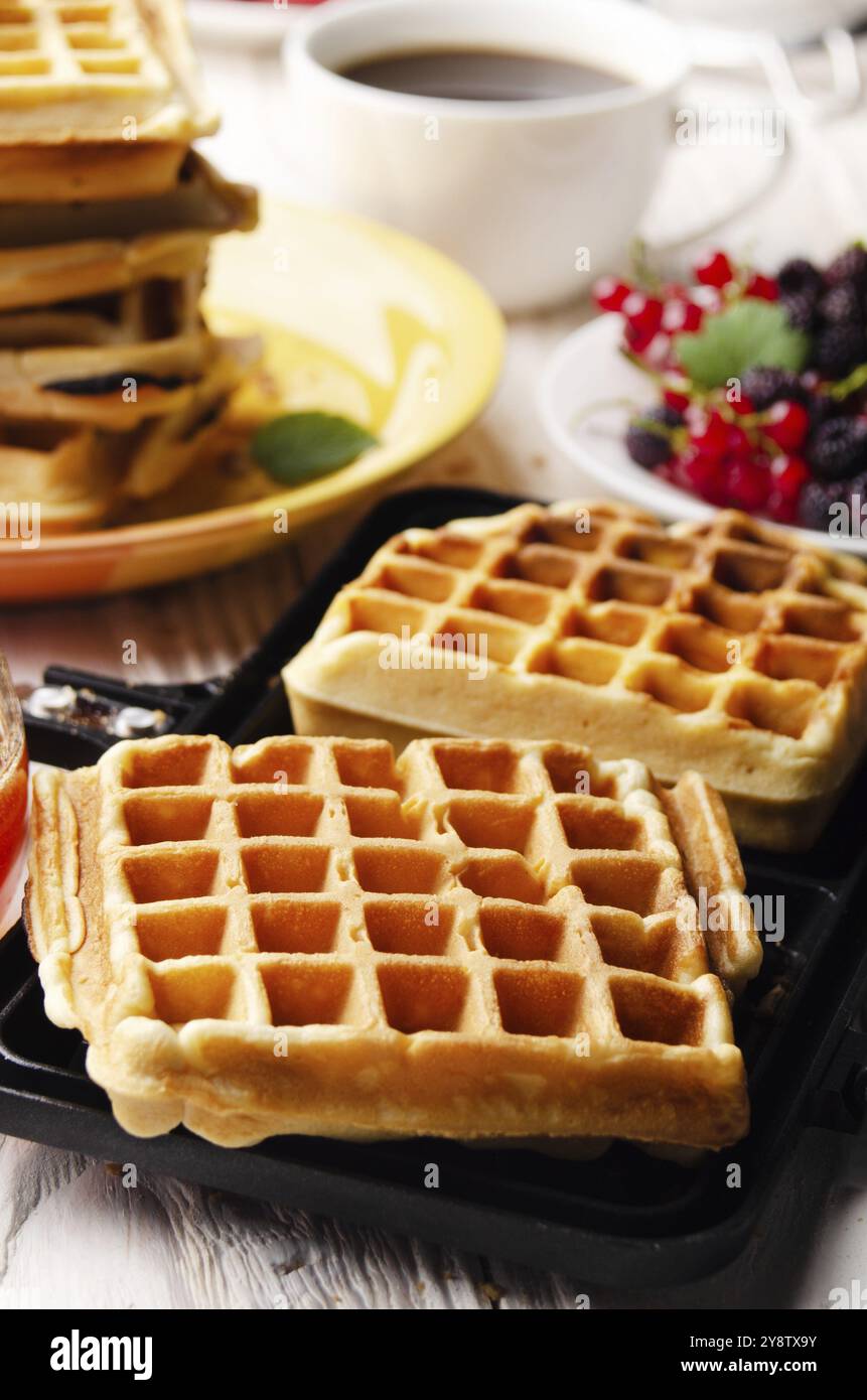 Belgische Waffeln auf gegossenen Pfanne mit gestapelten und Kaffee Beiseite Stockfoto