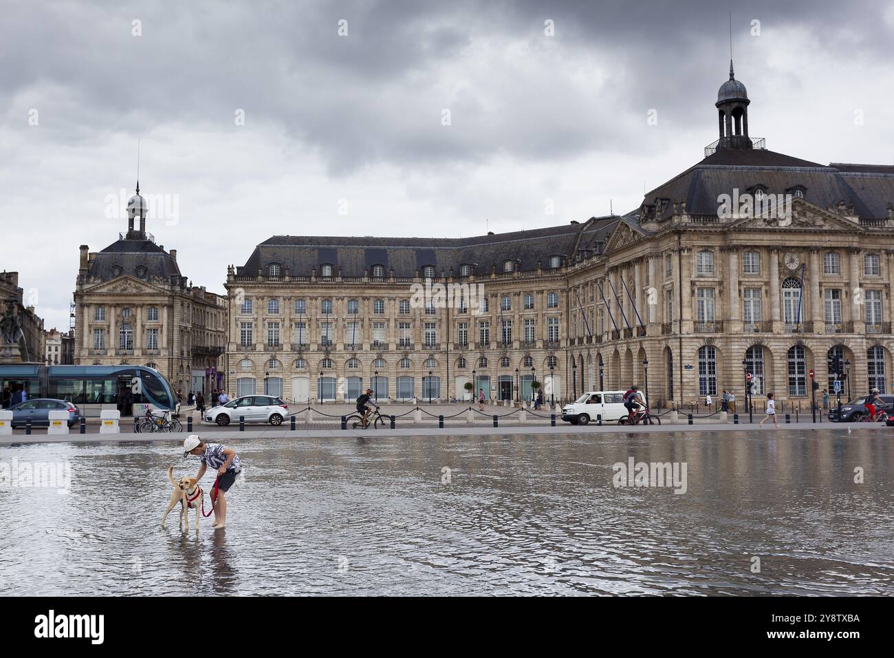 Wasserspiegelbrunnen am Place de la Bourse, Bordeaux, Frankreich, Europa Stockfoto