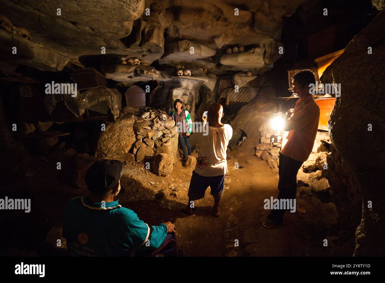 TANA TORAJA, SULAWESI, INDONESIEN - 26. November 2016: Die Menschen machen Fotos auf dem traditionellen Friedhof von Toraja, Londa, Nord-Toraja, Stockfoto