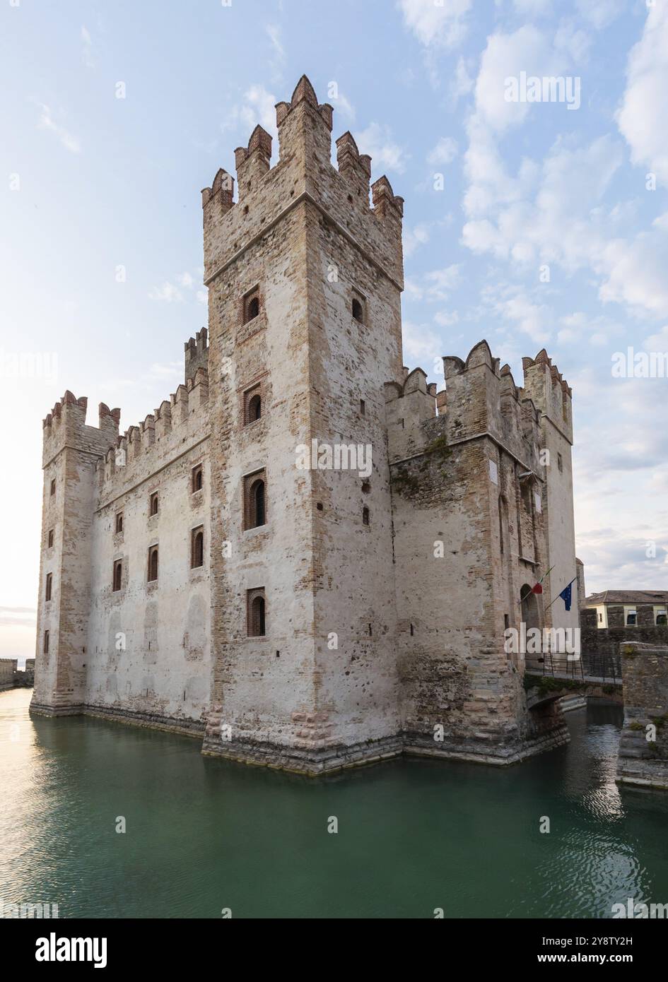 Sirmione, Italien, Juni 2022: Schloss Sirmione am Gardasee. Malerisches mittelalterliches Gebäude am Wasser, Europa Stockfoto
