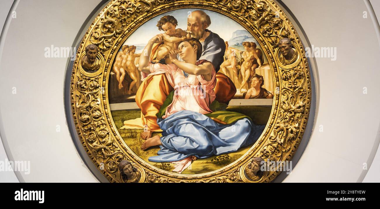 Florenz, Italien, ca. August 2021: Heilige Familie mit dem jungen Johannes-Täufer, genannt Doni Tondo, von Michelangelo Buonarroti, 1507, Europa Stockfoto