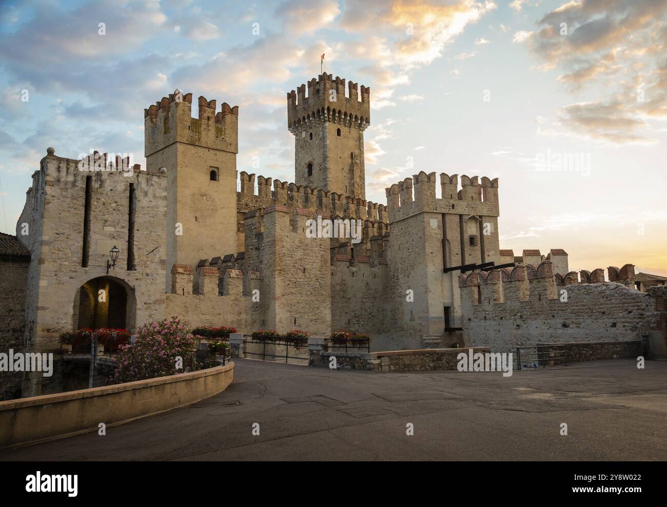 Sirmione, Italien, Juni 2022: Schloss Sirmione am Gardasee. Malerisches mittelalterliches Gebäude am Wasser, Europa Stockfoto