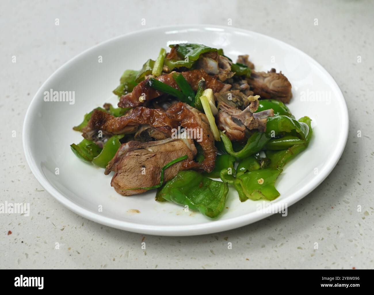 Geröstetes Entenfleisch, mit grünem Pfeffer auf der weißen Platte gerührt Stockfoto