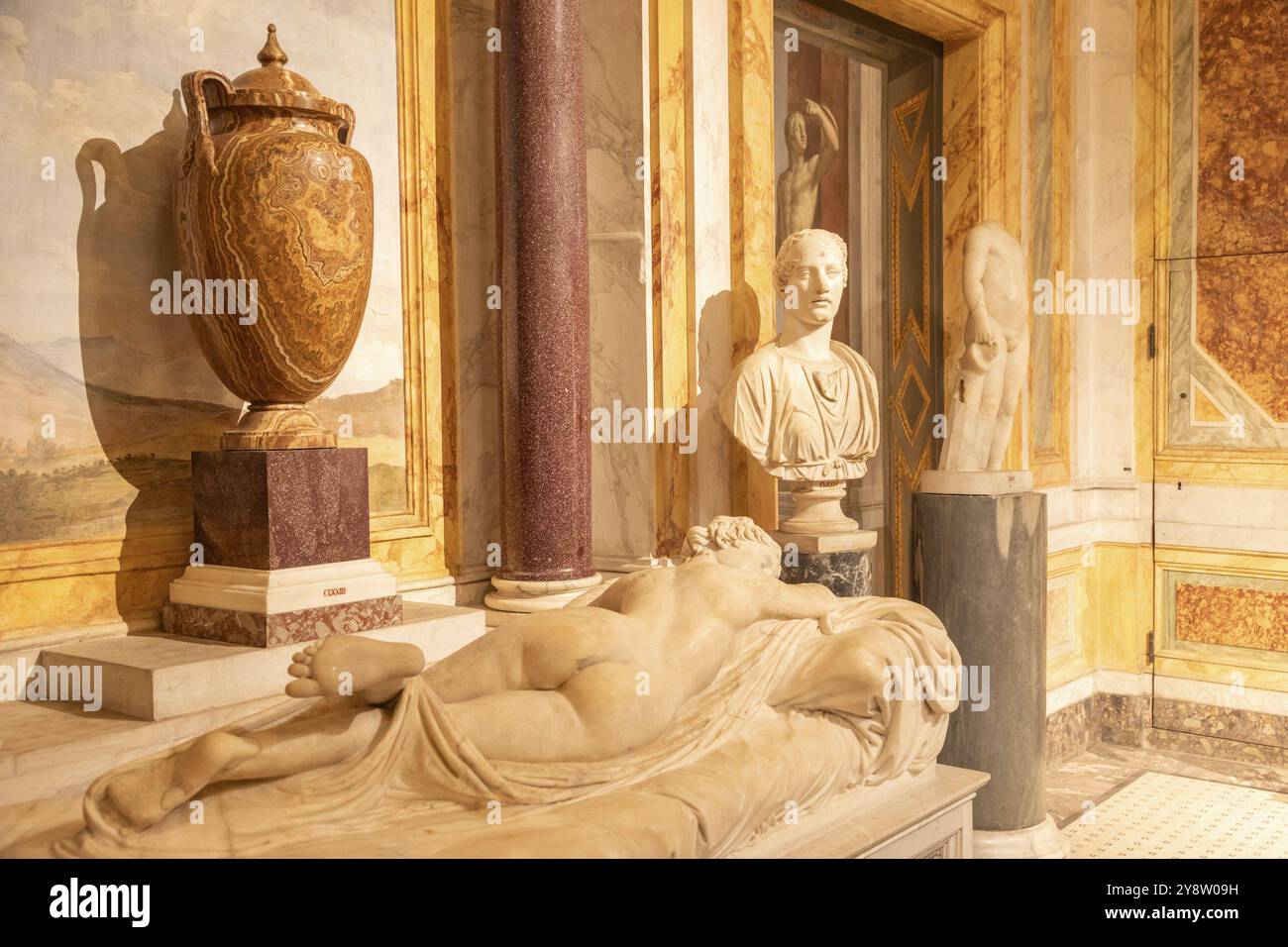 Rom, Italien, 28. Dezember 2023: Galleria Borghese, Galerie Borghese, Inneres des antiken Kunstmuseums, Skulpturen aus weißem Marmor, Europa Stockfoto