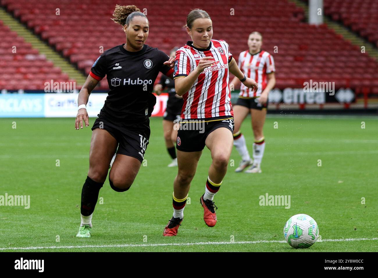 Sheffield, Großbritannien. Oktober 2024. Bramall Lane, Sheffield, England, 6. Oktober 2024: Lexi Lloyd-Smith (10 Bristol City) und Fallon Connolly-Jackson (29 Sheffield United) während des Barclays Womens Championship-Spiels zwischen Sheffield United und Bristol City in der Bramall Lane in Sheffield, England. (Sean Chandler/SPP) Credit: SPP Sport Press Photo. /Alamy Live News Stockfoto