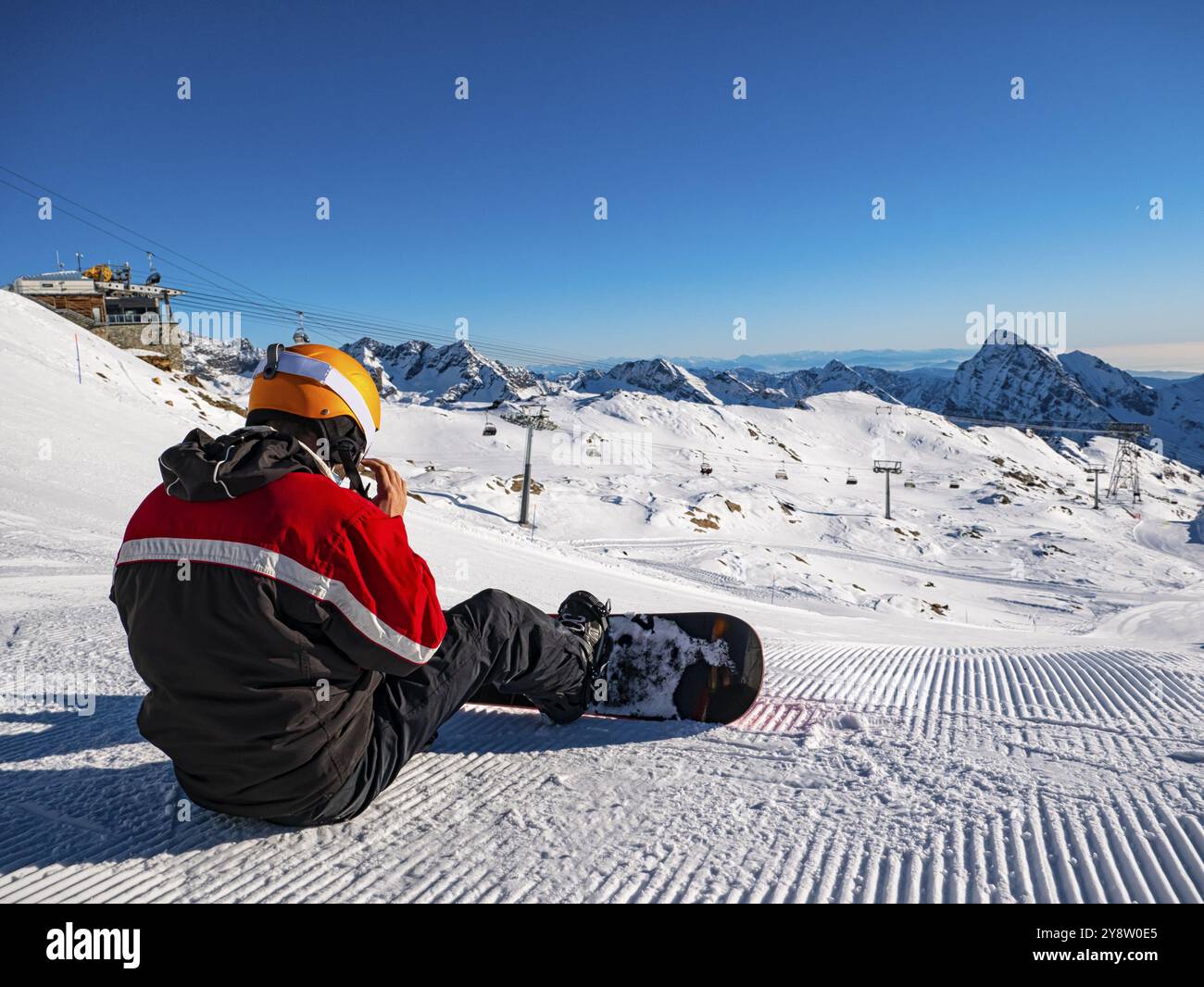 Snowboarder auf einer Skipiste Stockfoto