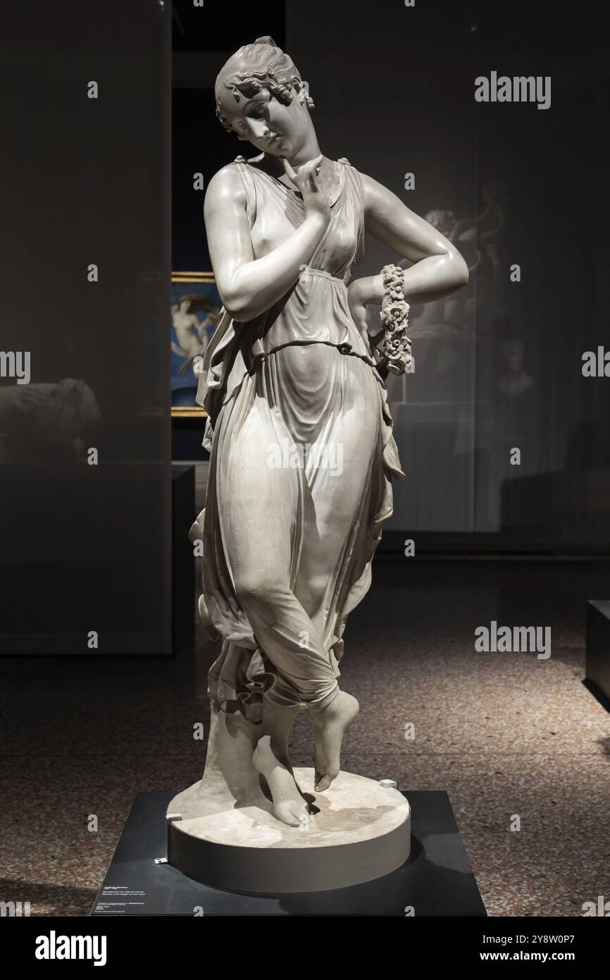 Bassano del Grappa, Italien, Dezember 2022: Tänzerin mit Finger auf dem Kinn, von Antonio Canova, 1814. Klassische Statue, römische Schönheit, Europa Stockfoto
