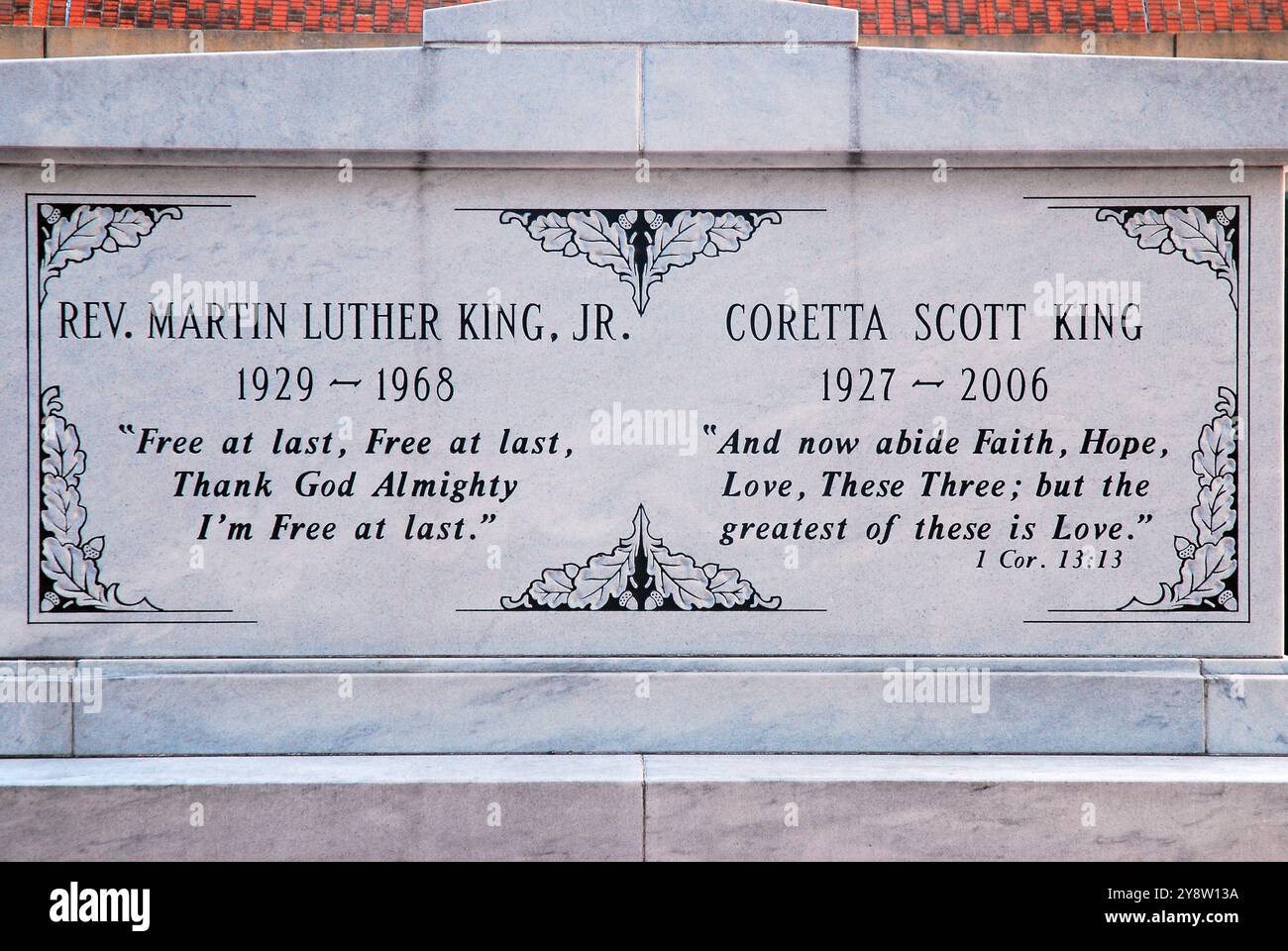 Atlanta, GA, USA 20. September 2010 die Gräber von Martin Luther King und seiner Frau Coretta Scott King sind mit berühmten Zitaten und Bibelversen versehen Stockfoto