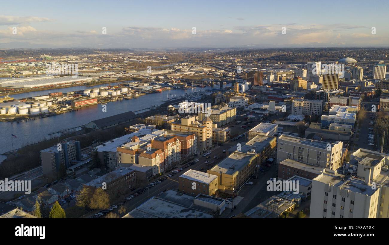 Die Sonne steht tief am Himmel am späten Nachmittag über den städtischen Skyline von Tacoma Washington Stockfoto