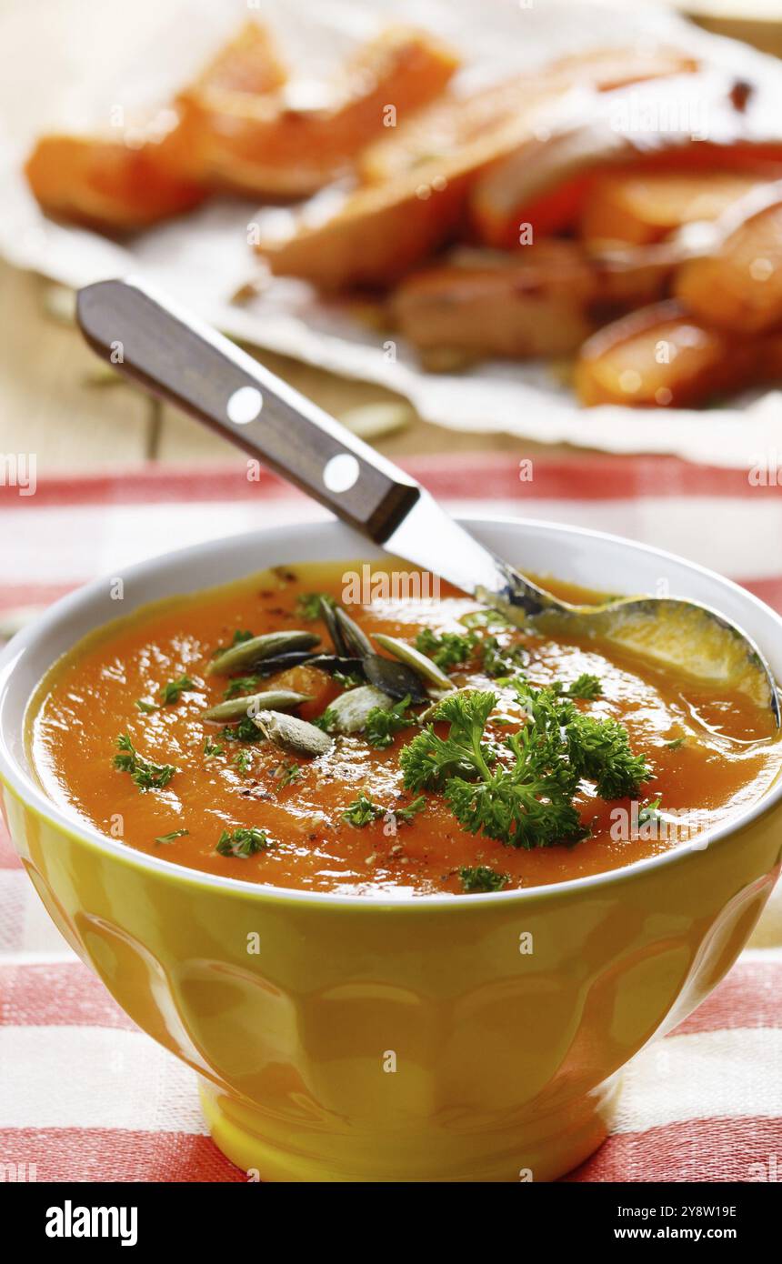 Hausgemachte Thanksgiving rustikale Kürbissuppe pürieren in Keramikschale Stockfoto