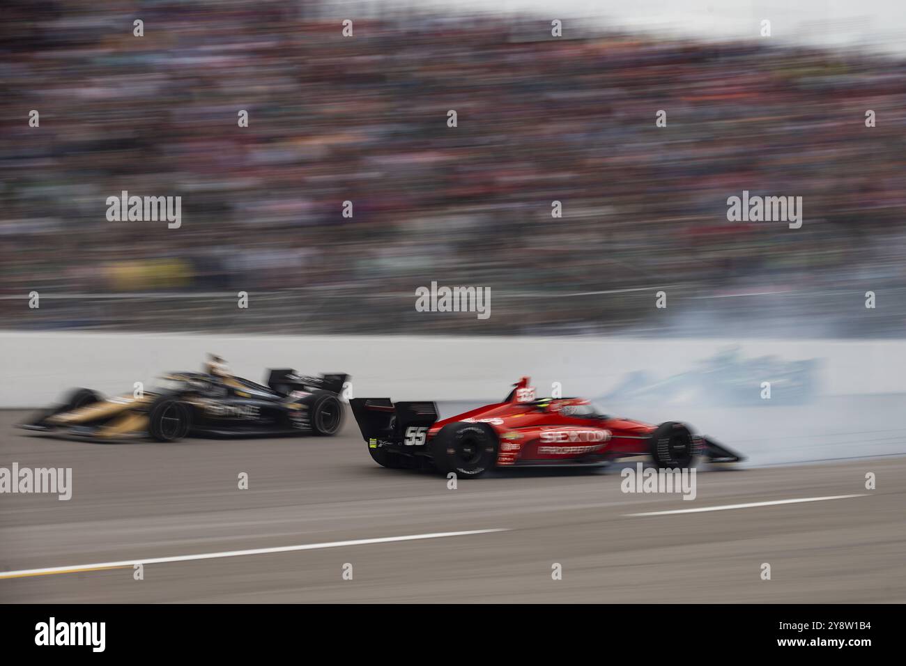 BENJAMIN PEDERSEN (R) (55) aus Kopenhagen, Dänemark, dreht sich nach einem Vorfall während der Bommarito Automotive Group 500 auf dem World Wide Technology Raceway i Stockfoto