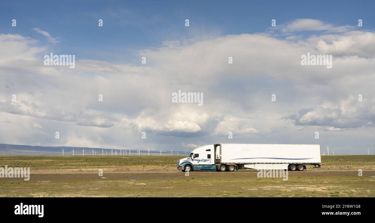 Weiß Big Rig Semi Truck mit Cargo Anhänger auf ein Utah Highway Stockfoto