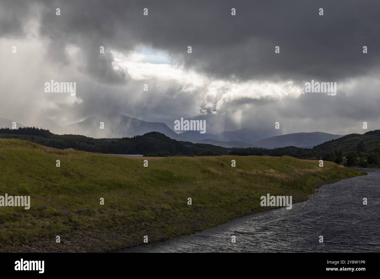 Spean River mit Schlechtwetterfront, Highlands, Schottland, Großbritannien Stockfoto