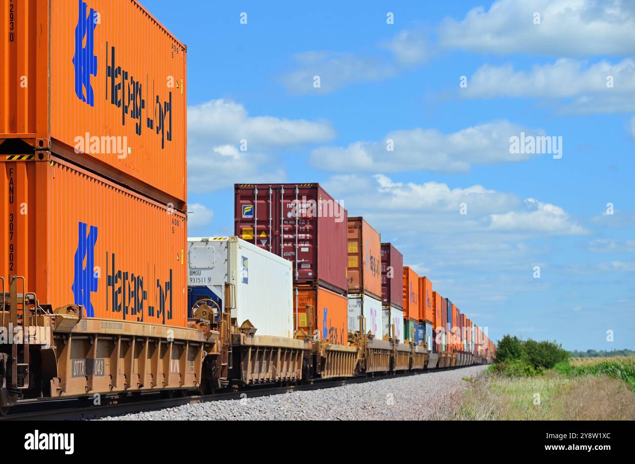 Cortland, Illinois, USA. Ein intermodaler Zug der Union Pacific Railroad, Container- oder Stapelzug durch den Nordosten von Chicago aus. Stockfoto