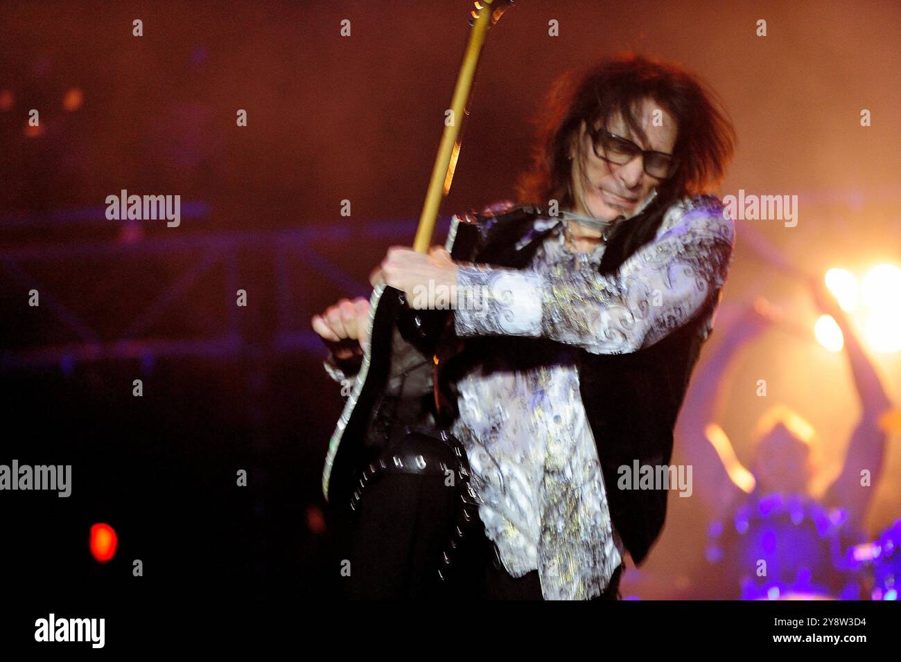 US-amerikanischer Gitarrist Steve Vai Performing, Steve, Steven Siro Vai, Whitesnake (1989–1991), Alcatrazz, 6,06. 1960 Carle Place, US-amerikanischer Komponist, Gitarrist und Musikproduzent. Live, Konzerte, Künstler, Musik, Konzert, Gitarrist, horizontal, Musik, Performance, Vai, Gitarrist, weltberühmter amerikanischer Gitarrist Steve Vai, Steven Siro Vai, ibanez, Foto Kazimierz Jurewicz, Steve, Steven Siro Vai, Whitesnake (1989–1991), Alcatrazz, 6,06. 1960 Carle Place, US-amerikanischer Komponist, Gitarrist und Musikproduzent. Live, Konzerte, Künstler, Musik, Konzert, Gitarrist, Foto Kazimierz Jurewicz, Stockfoto