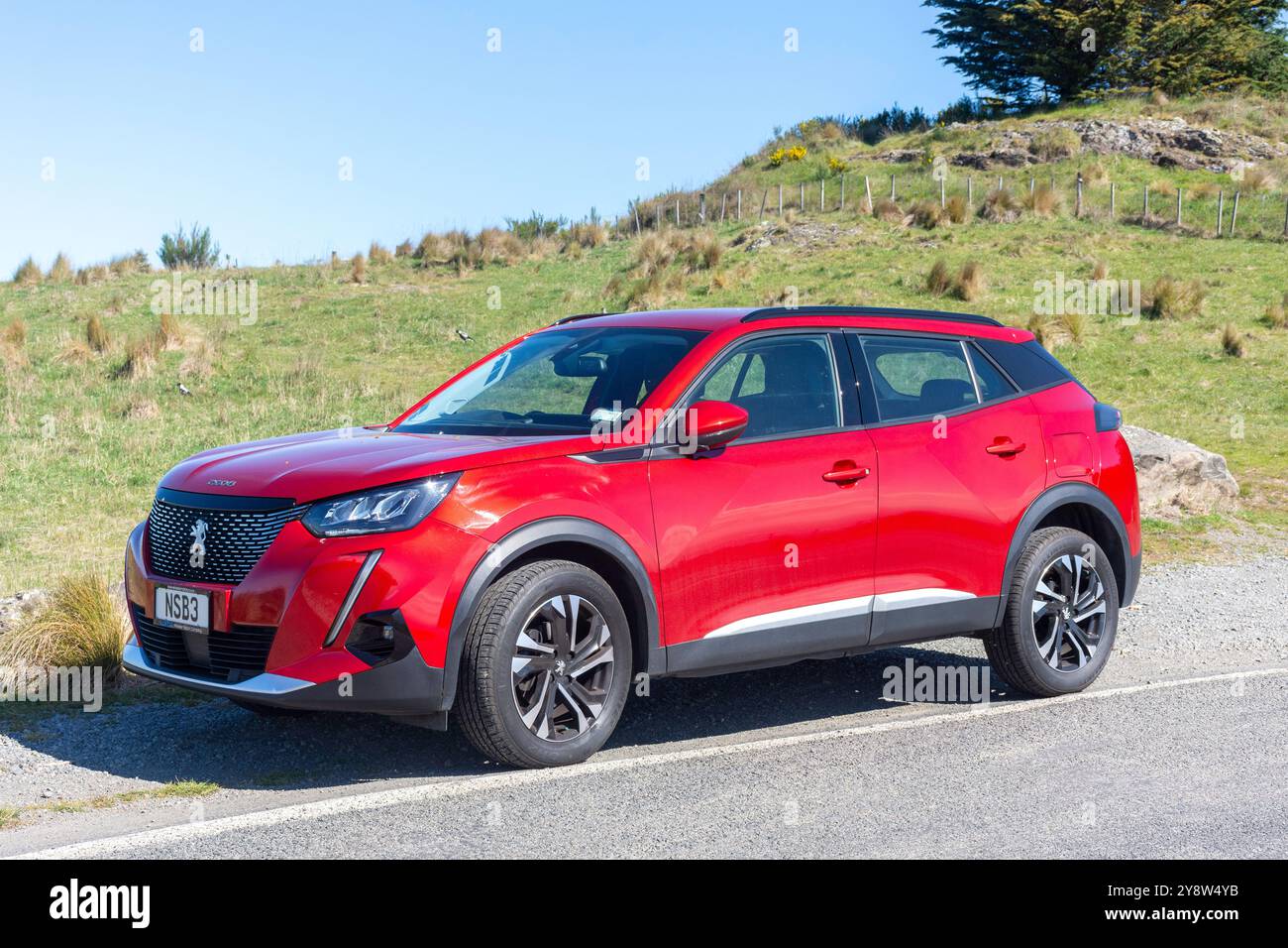 Peugeot 2023 Subkompakt-Crossover-SUV-Wagen, geparkt an der Summit Road, Banks Peninsula, Canterbury, Neuseeland Stockfoto