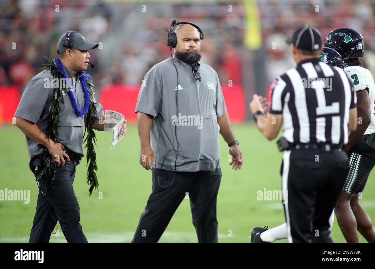 5. Oktober 2024: Timmy Chang, Cheftrainer der Hawaii Rainbow Warriors und Derek Faavi, Offensive Line Coach während eines Spiels zwischen den San Diego Aztecs und den Hawaii Rainbow Warriors im Snapdragon Stadium in San Diego, KALIFORNIEN, Michael Sullivan/CSM Stockfoto