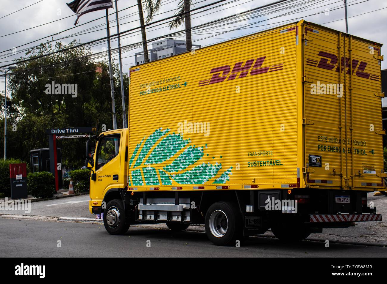 Sao Paulo, Brasilien, 20. Dezember 2023. Elektrischer Lieferwagen des Transportunternehmens DHL in den Straßen von Sao Paulo. DHL ist ein Geschäftsbereich der GE Stockfoto