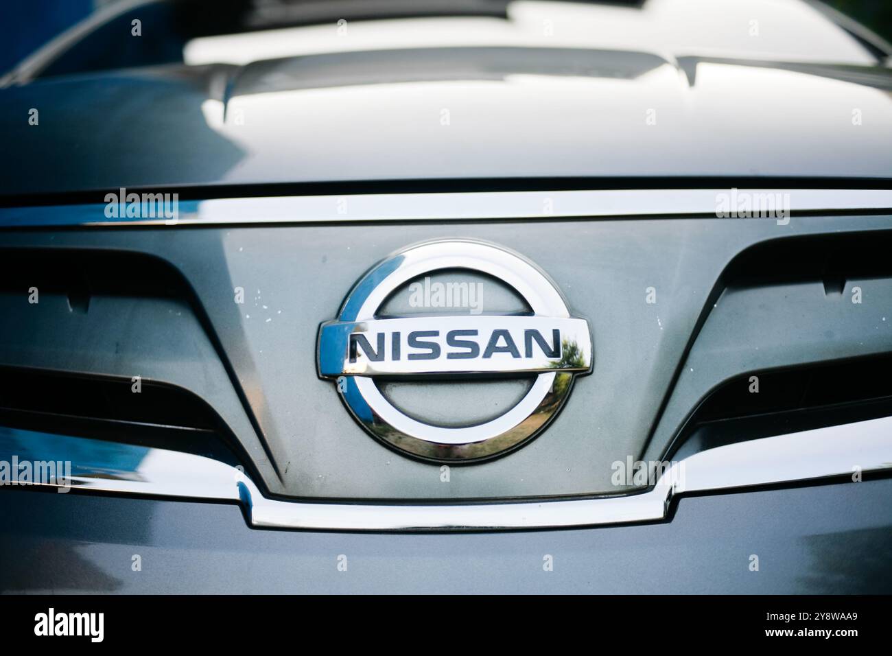 Nahaufnahme des Nissan-Logos auf dem Frontgrill Stockfoto
