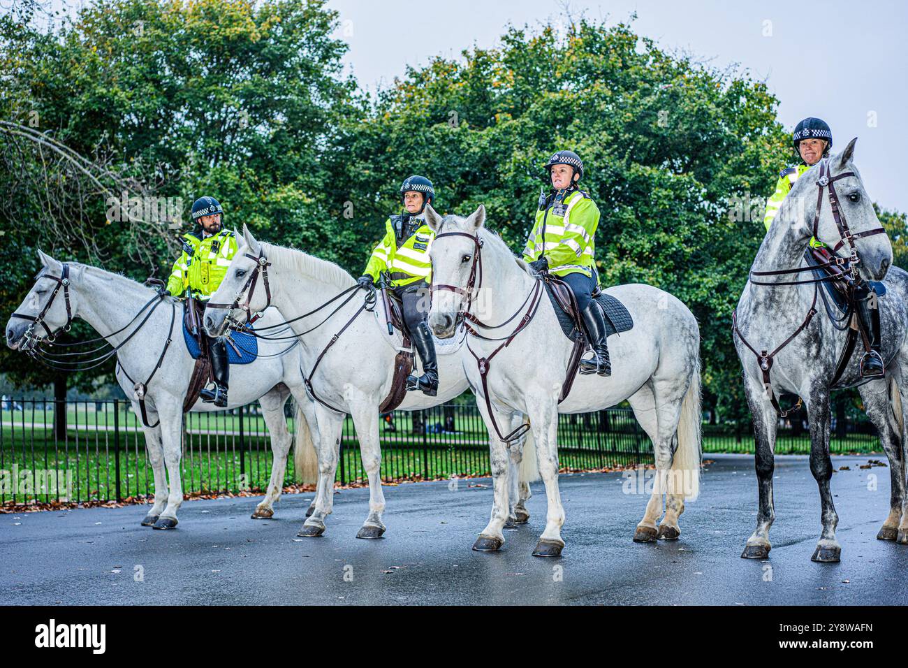 London, Großbritannien. Oktober 2024. Starke Polizeipräsenz bei der Kundgebung. 30.000 Mitglieder der jüdischen Gemeinde in London versammelten sich bei einer großen Gedenkveranstaltung im Hyde Park, um den 1. Jahrestag der Hamas-Angriffe am 7. Oktober zu gedenken Stockfoto