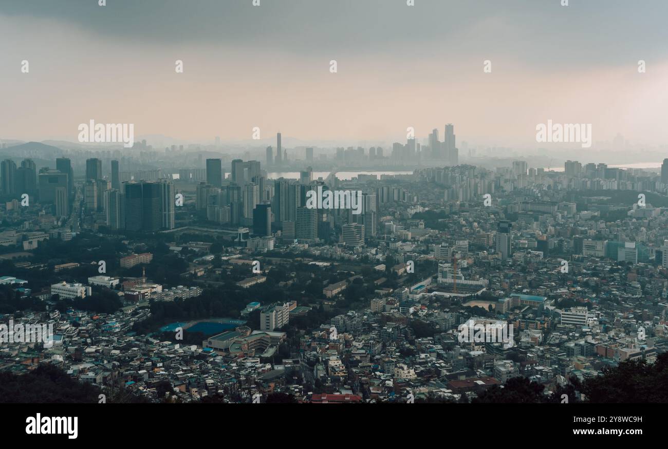 Panoramablick auf den Sonnenuntergang von Seoul, Korea vom Namsam Mountain an einem stimmungsvollen Tag Stockfoto
