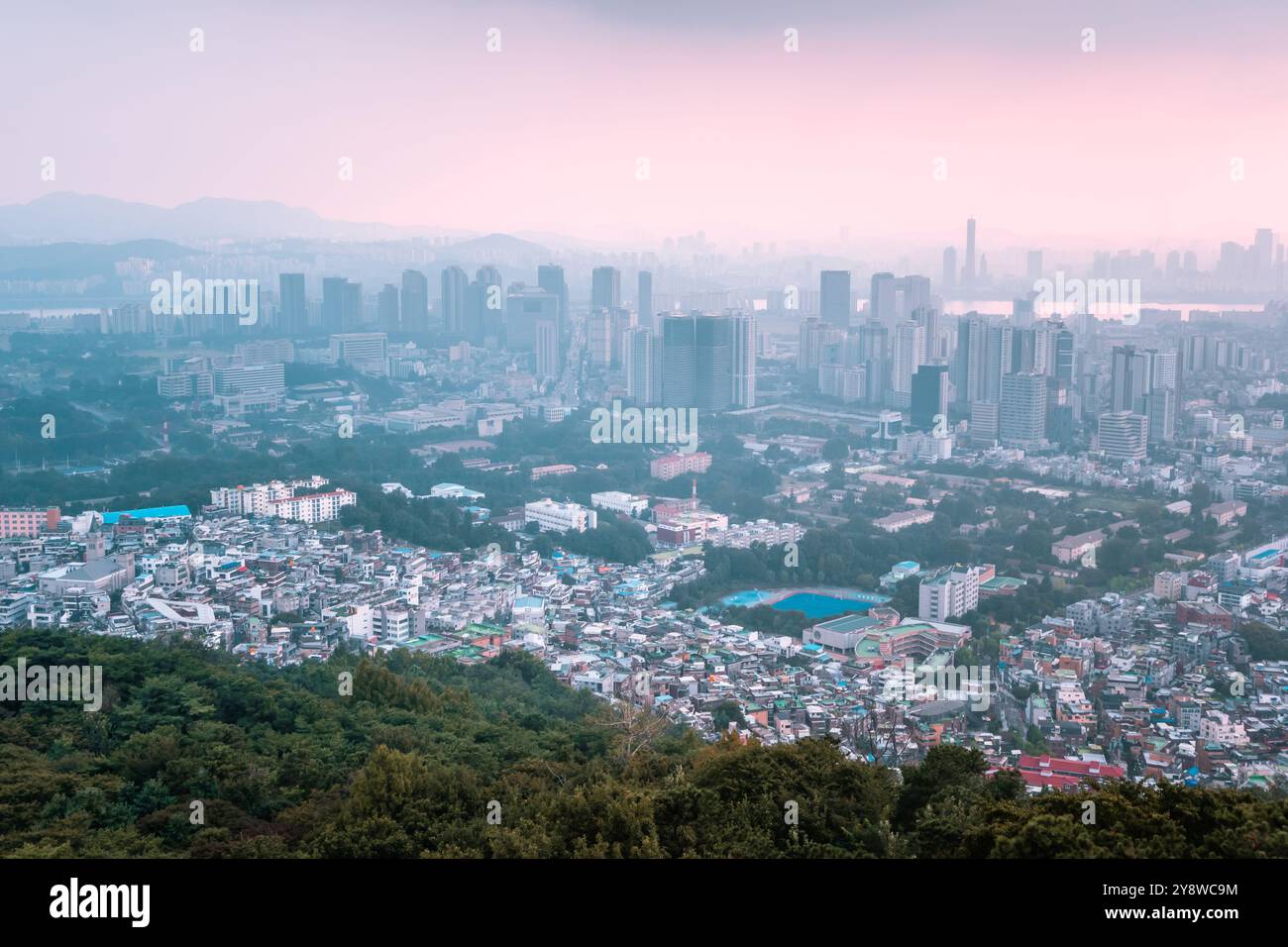 Panoramablick auf den Sonnenuntergang von Seoul, Korea vom Namsam Mountain an einem stimmungsvollen Tag Stockfoto