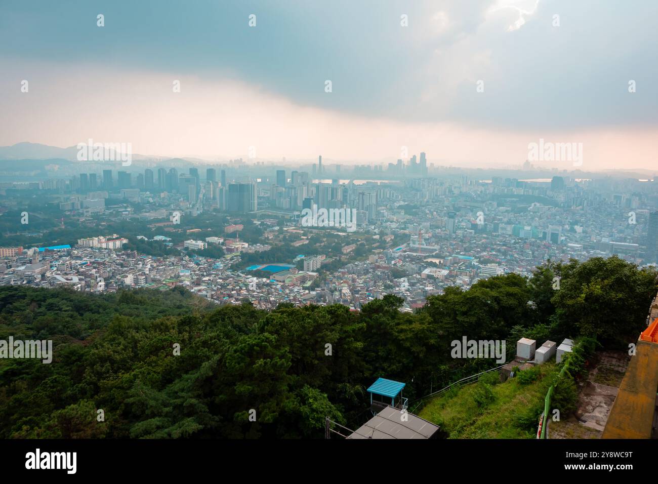 Panoramablick auf den Sonnenuntergang von Seoul, Korea vom Namsam Mountain an einem stimmungsvollen Tag Stockfoto