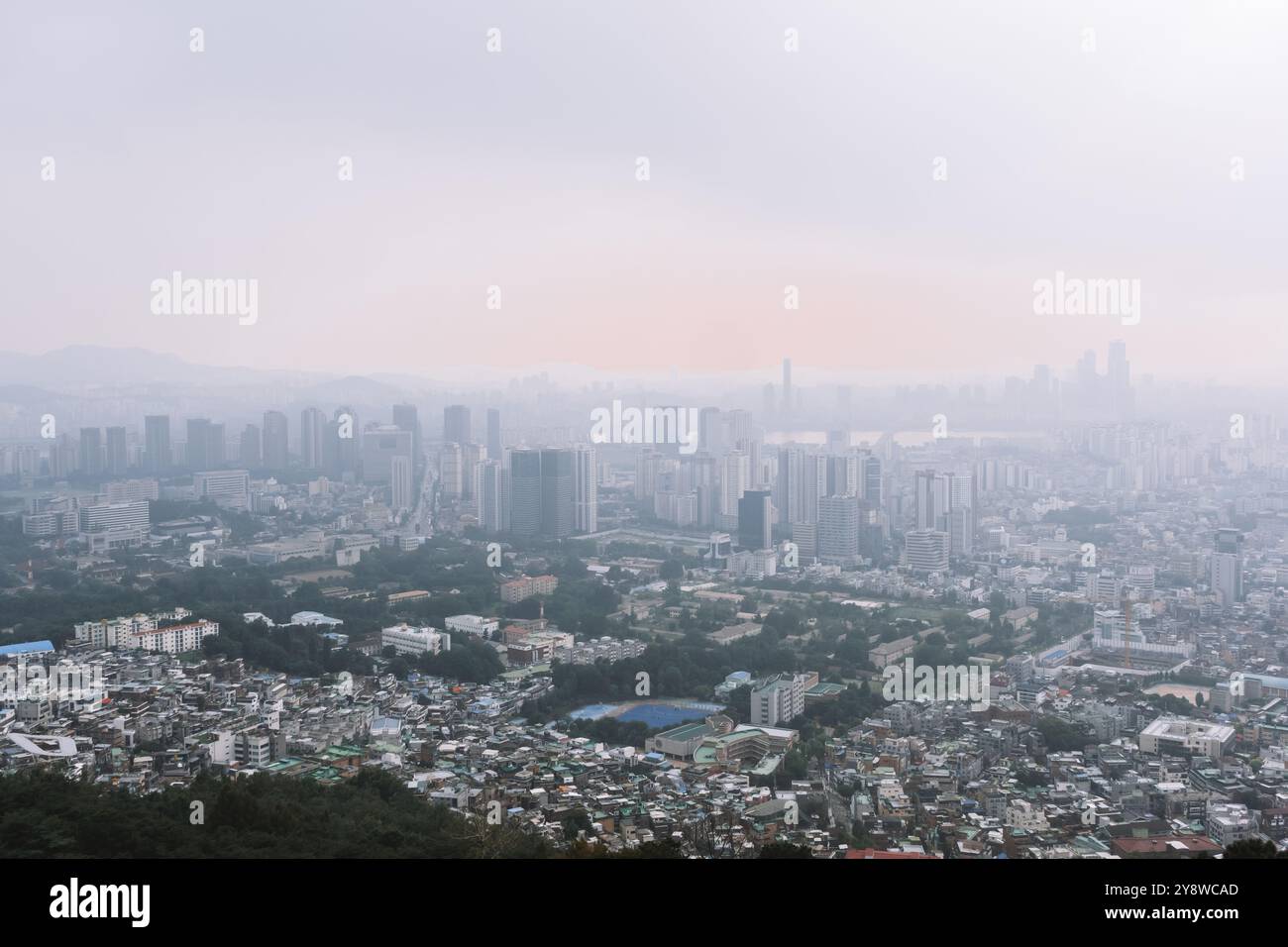 Panoramablick auf den Sonnenuntergang von Seoul, Korea vom Namsam Mountain an einem stimmungsvollen Tag Stockfoto