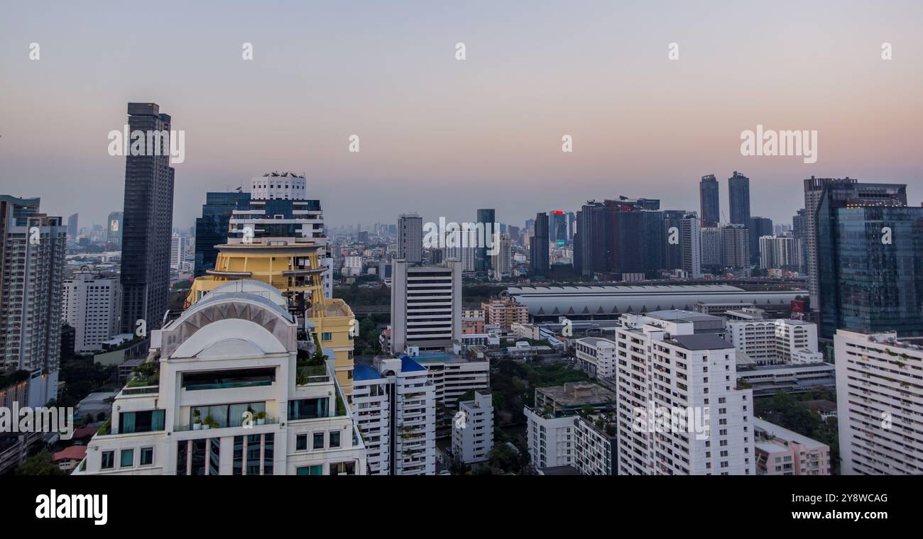 Bangkok, Thailand - 2. Februar 2024 - aus der Vogelperspektive von Sukhumvit bei Sonnenuntergang Stockfoto