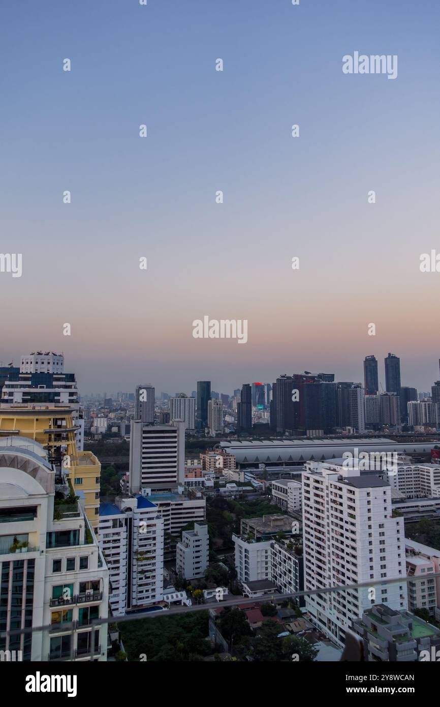 Bangkok, Thailand - 2. Februar 2024 - aus der Vogelperspektive von Sukhumvit bei Sonnenuntergang Stockfoto