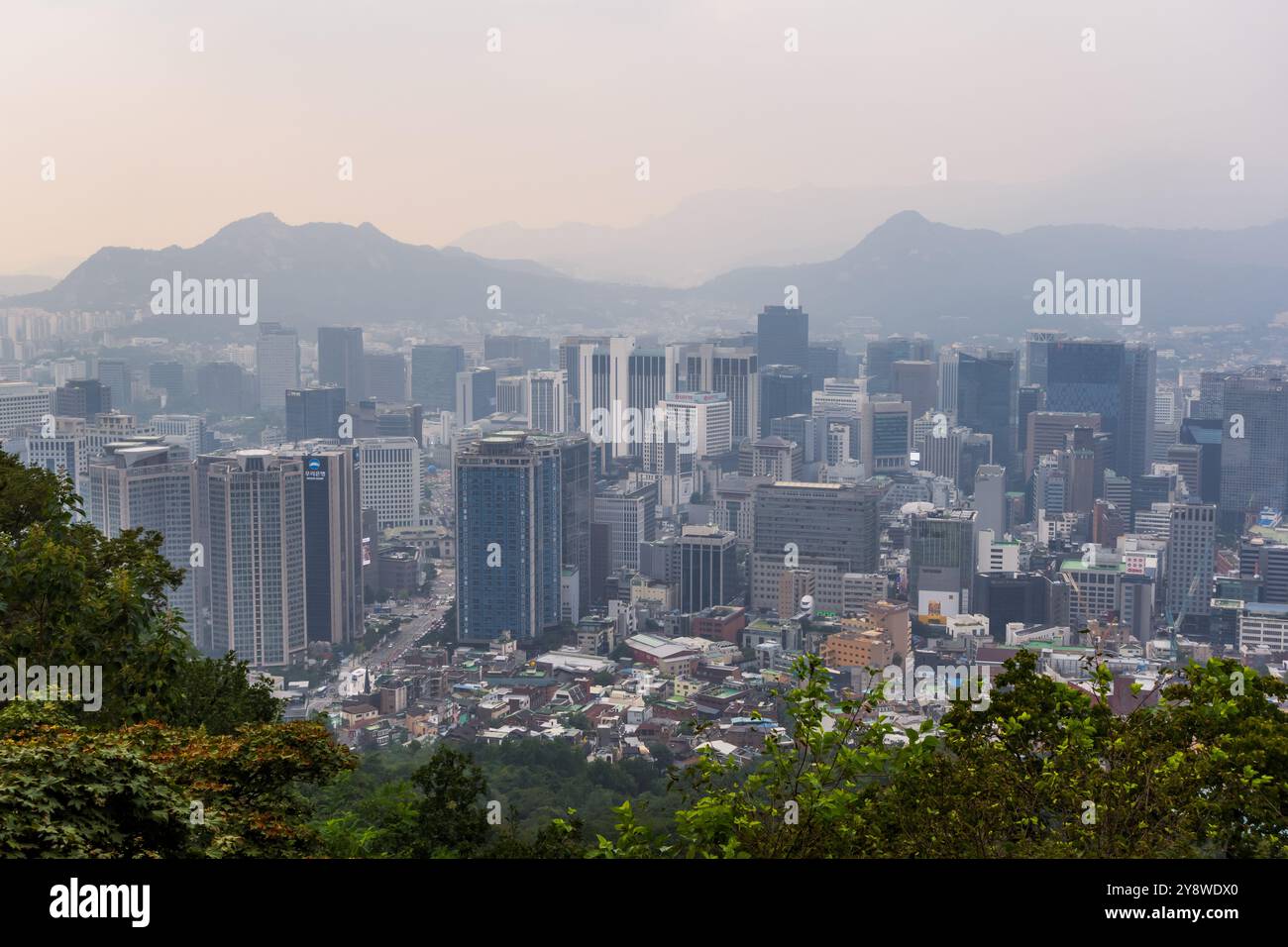 Panoramablick auf den Sonnenuntergang von Seoul, Korea vom Namsam Mountain an einem stimmungsvollen Tag Stockfoto