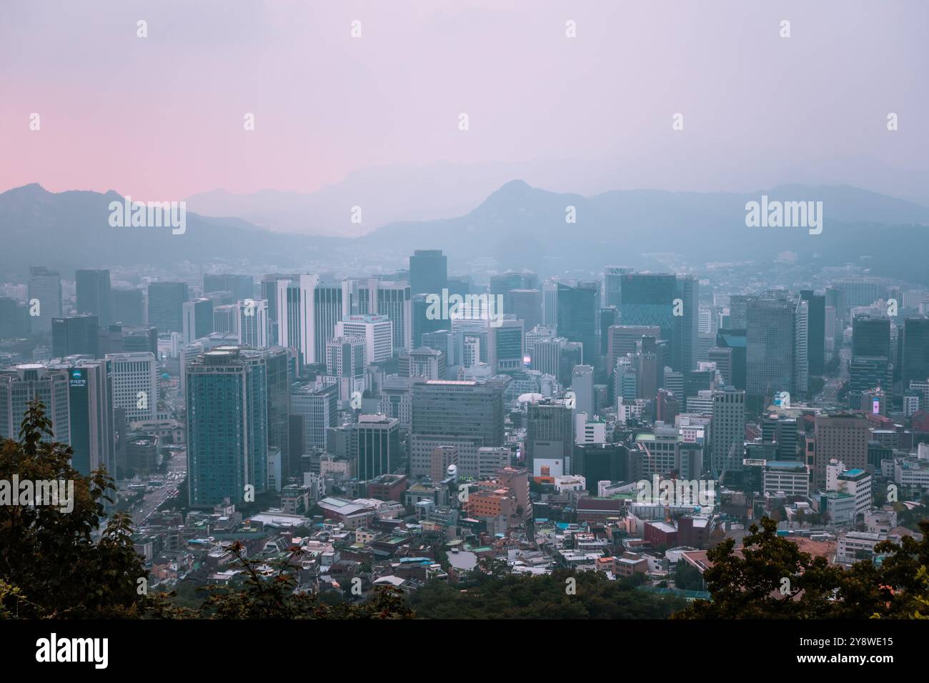 Panoramablick auf den Sonnenuntergang von Seoul, Korea vom Namsam Mountain an einem stimmungsvollen Tag Stockfoto