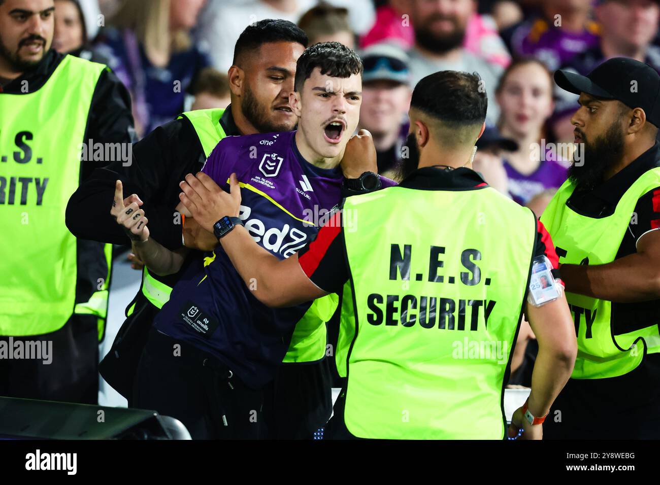 Sydney, Australien, 6. Oktober 2024. Eindringling des Storm-Fan-Pitch wurde während des NRL Grand Final-Spiels zwischen Panthers und Storm am 6. Oktober 2024 im Accor Stadium in Sydney, Australien, verhaftet. Quelle: Pete Dovgan/Speed Media/Alamy Live News Stockfoto