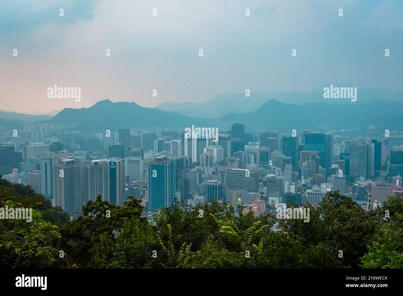 Panoramablick auf den Sonnenuntergang von Seoul, Korea vom Namsam Mountain an einem stimmungsvollen Tag Stockfoto